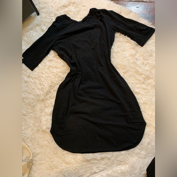 A dress - Picture 2 of 3